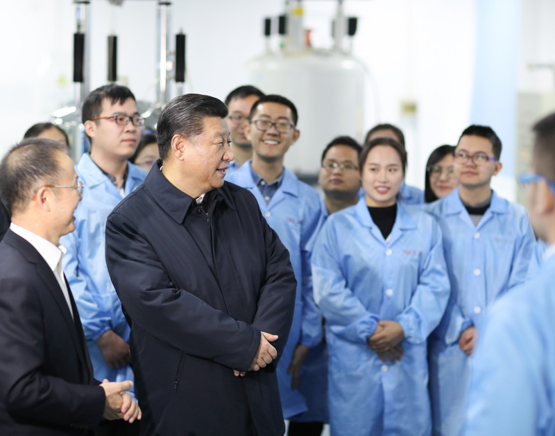人民领袖|总书记为何说“不谈新发展理念不行” 2019年1月17日,习近平总书记在天津南开大学元素有机化学国家重点实验室同师生亲切交流。