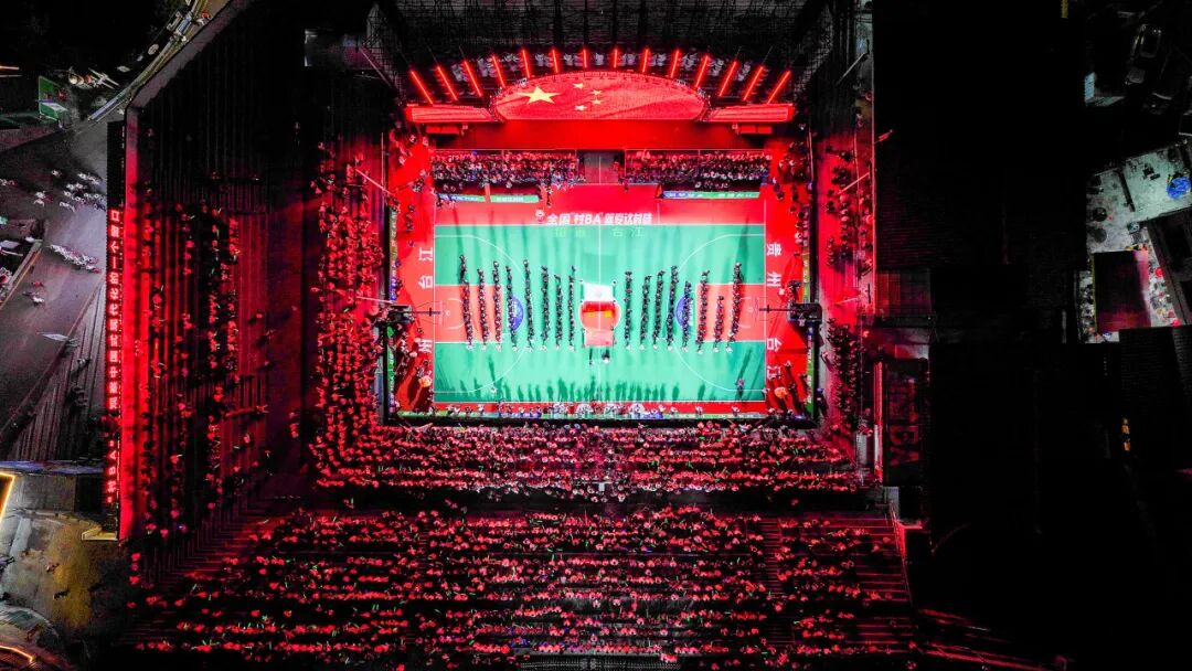 财经观察:体育“金钥匙”打开万亿消费大市场 10月12日,贵州省台江县台盘村,大地流彩·2025年全国和美乡村篮球大赛(村BA)总决赛开幕式。赛事主办方供图
