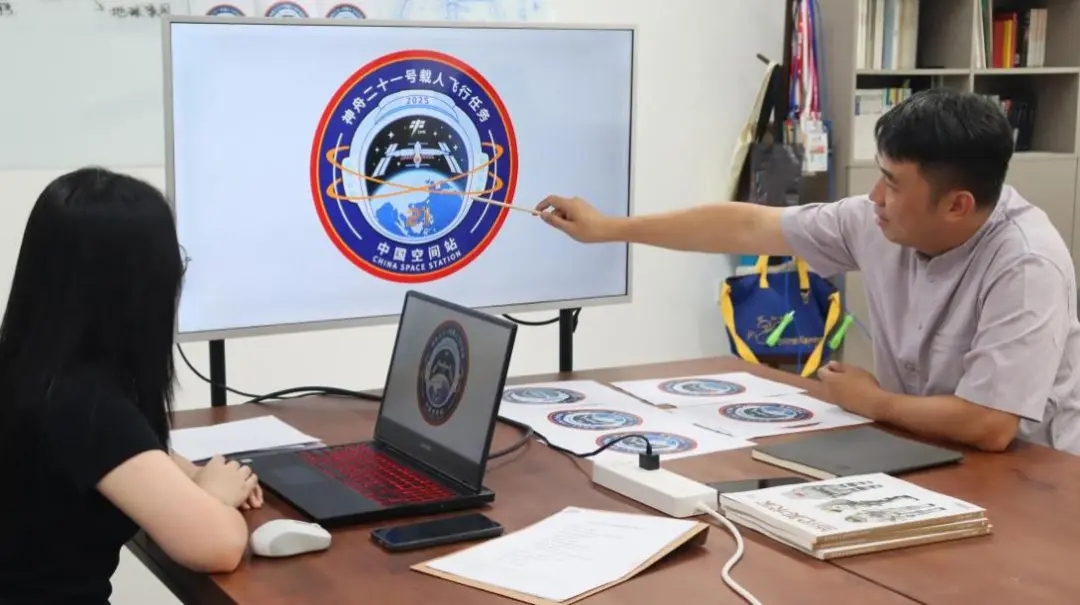 设计者揭秘:神舟二十一号载人飞行任务标识是这样诞生的