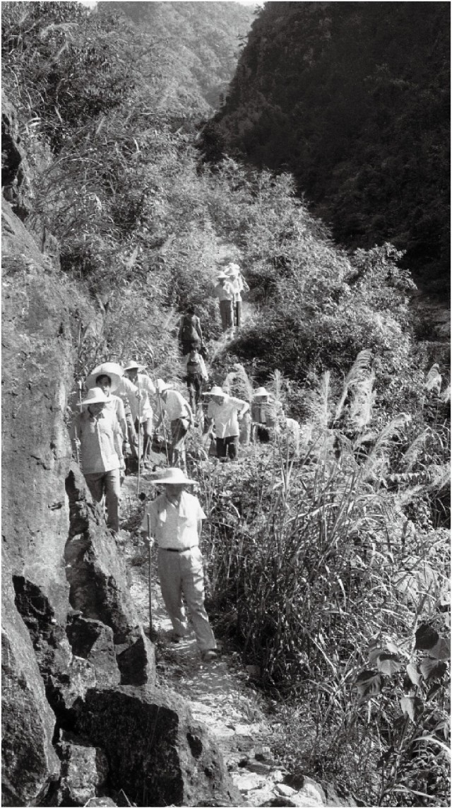 学习·故事丨这份敬老情 习近平发乎于心、践之于行 1989年7月,习近平一行到寿宁县下党乡调研。