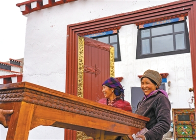 “新家亮堂堂,心里暖洋洋” “新家亮堂堂,心里暖洋洋”