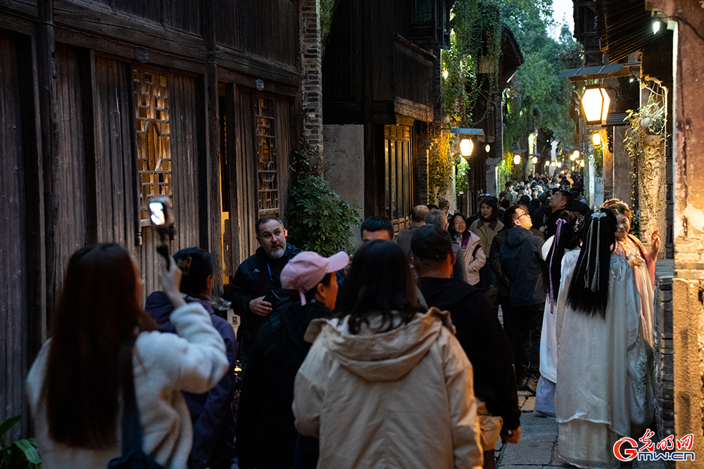 【乌镇视窗】乌镇峰会启幕在即,乌镇夜景点亮数字星河 【乌镇视窗】乌镇峰会启幕在即,乌镇夜景点亮数字星河