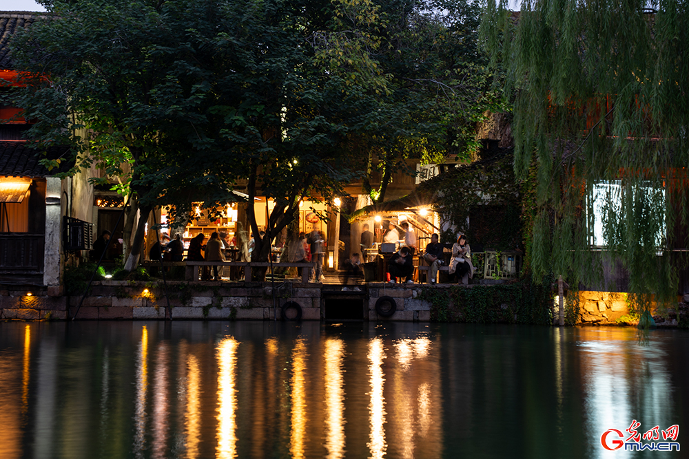 【乌镇视窗】乌镇峰会启幕在即,乌镇夜景点亮数字星河 【乌镇视窗】乌镇峰会启幕在即,乌镇夜景点亮数字星河