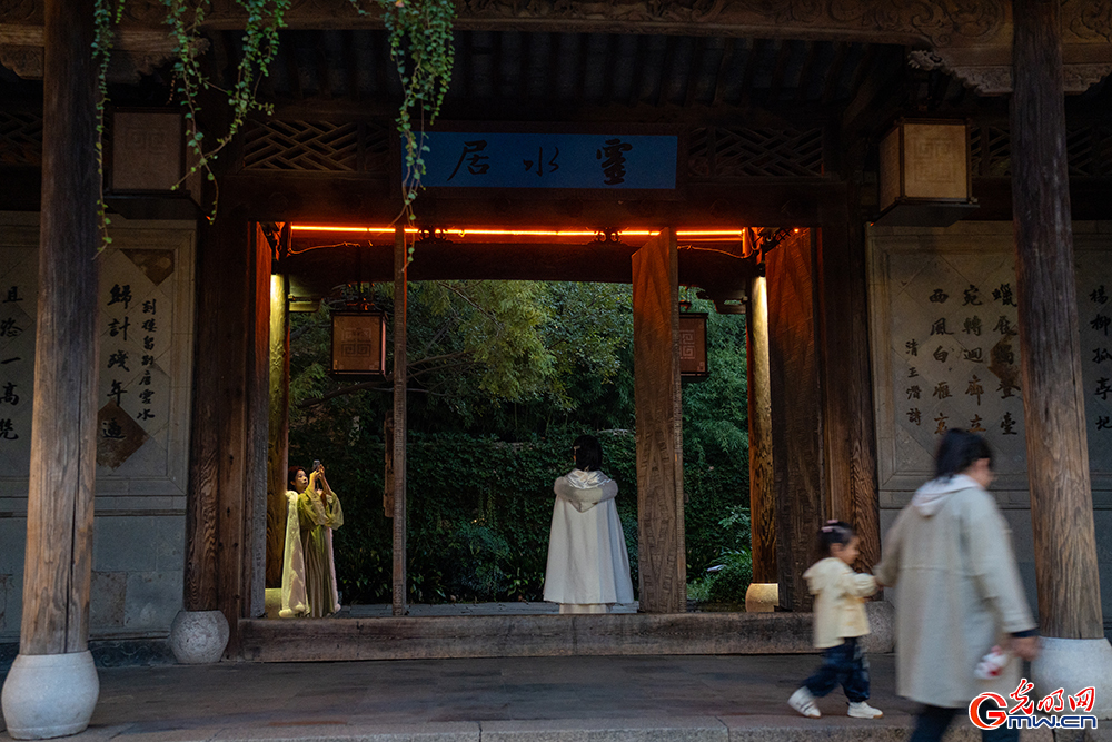 【乌镇视窗】乌镇峰会启幕在即,乌镇夜景点亮数字星河 【乌镇视窗】乌镇峰会启幕在即,乌镇夜景点亮数字星河