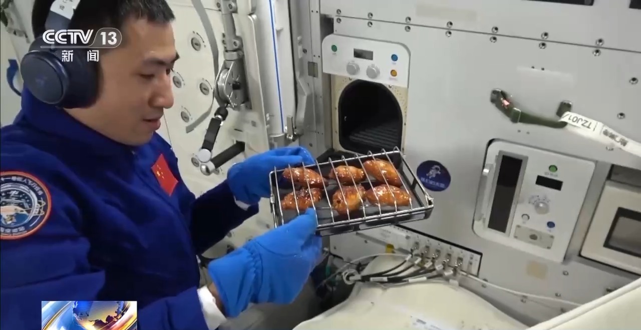 视频丨“太空厨房”装备上新 这台世界首创的炉子是如何诞生的?