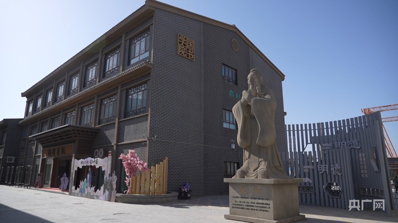 【人民城市·温情中国】边疆“绣”绿洲 文“润”细无声 【人民城市·温情中国】边疆“绣”绿洲 文“润”细无声