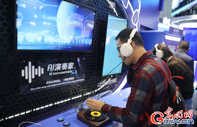 【乌镇视窗】互联网之光博览会|AI互动体验:科技“玩伴”让未来触手可及 【乌镇视窗】互联网之光博览会|AI互动体验:科技“玩伴”让未来触手可及