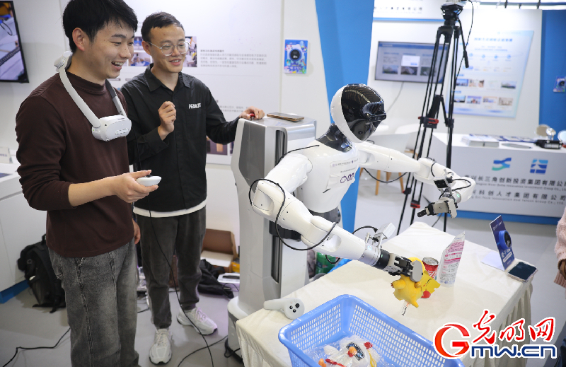 【乌镇视窗】互联网之光博览会|AI互动体验:科技“玩伴”让未来触手可及 【乌镇视窗】互联网之光博览会|AI互动体验:科技“玩伴”让未来触手可及