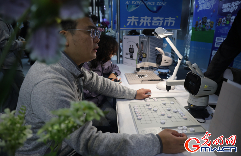 【乌镇视窗】互联网之光博览会|AI互动体验:科技“玩伴”让未来触手可及 【乌镇视窗】互联网之光博览会|AI互动体验:科技“玩伴”让未来触手可及