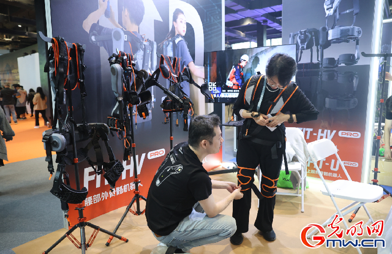 【乌镇视窗】互联网之光博览会|AI互动体验:科技“玩伴”让未来触手可及 【乌镇视窗】互联网之光博览会|AI互动体验:科技“玩伴”让未来触手可及