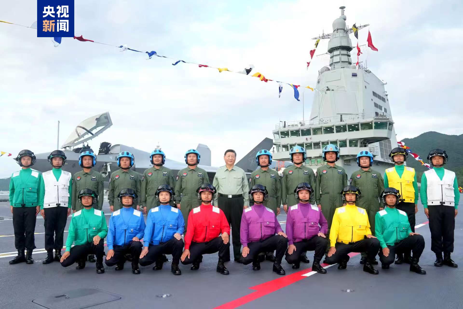 我国第一艘电磁弹射型航空母舰入列 习近平出席入列授旗仪式并登舰视察