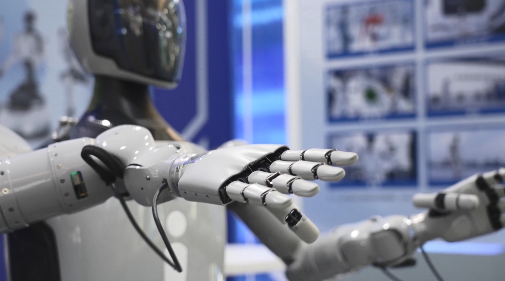 中国蓝观察丨今年的乌镇峰会,各路机器人“大展拳脚” 中国蓝观察丨今年的乌镇峰会,各路机器人“大展拳脚”