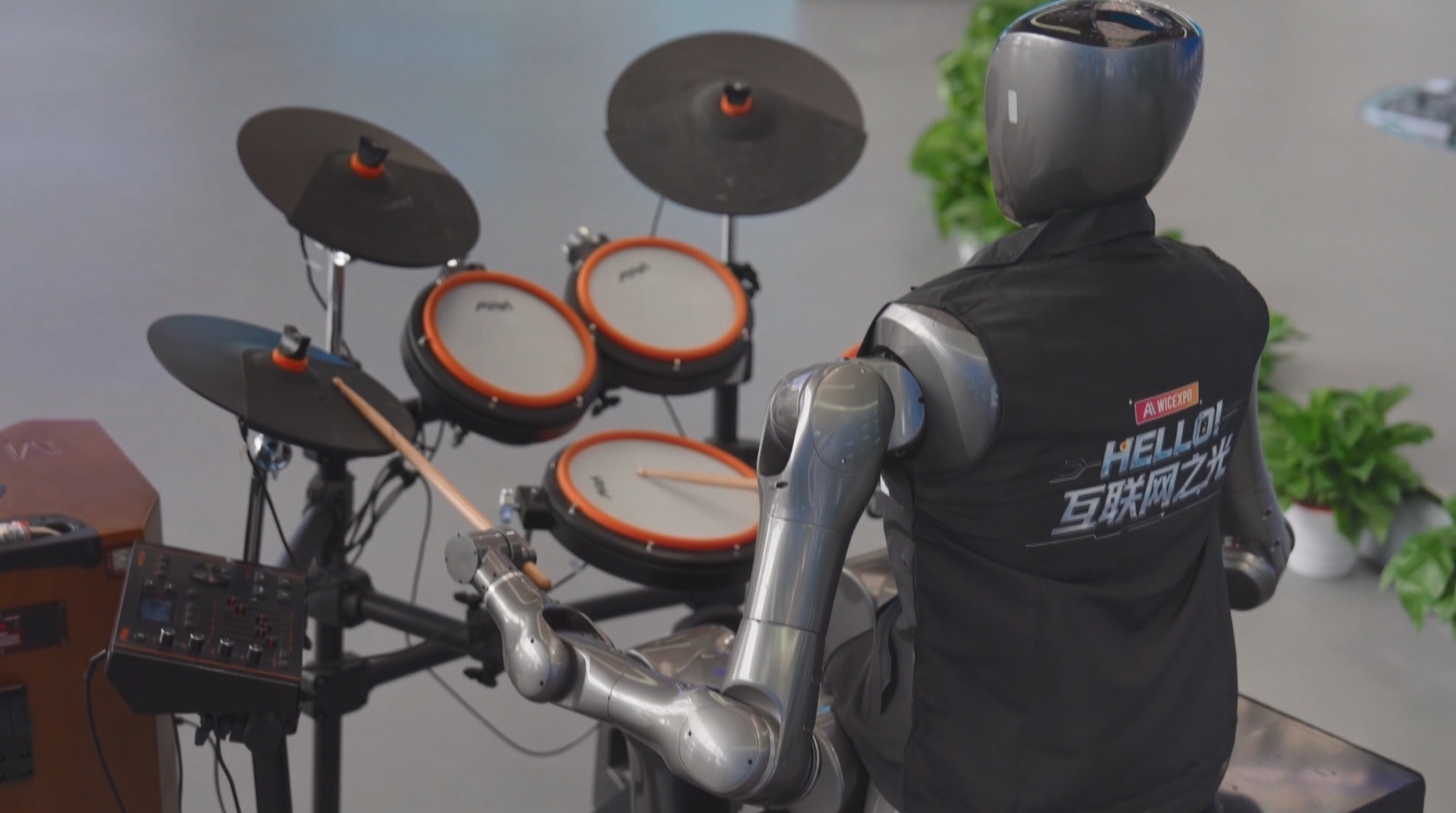 中国蓝观察丨今年的乌镇峰会，各路机器人“大展拳脚”