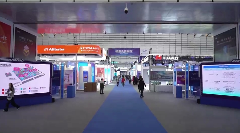 中国蓝观察丨今年的乌镇峰会,各路机器人“大展拳脚” 中国蓝观察丨今年的乌镇峰会,各路机器人“大展拳脚”