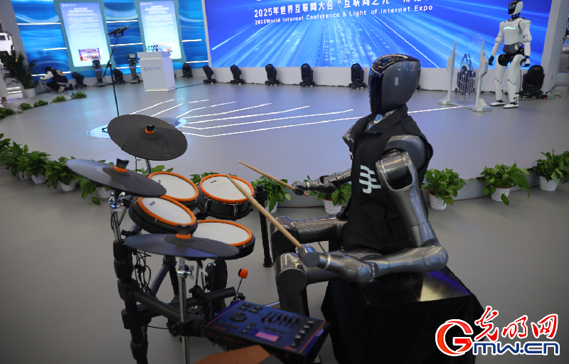 【乌镇视窗】互联网之光博览会|机器人带来的温暖与趣味 【乌镇视窗】互联网之光博览会|机器人带来的温暖与趣味