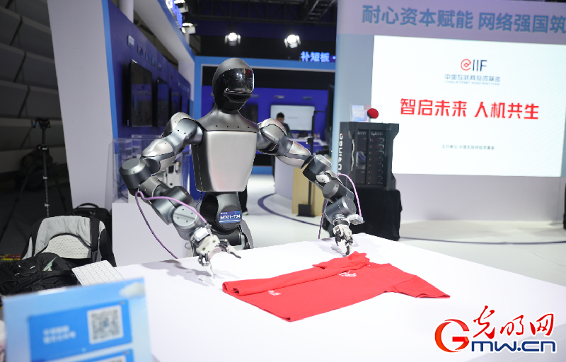 【乌镇视窗】互联网之光博览会|机器人带来的温暖与趣味 【乌镇视窗】互联网之光博览会|机器人带来的温暖与趣味