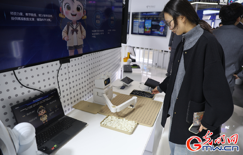 【乌镇视窗】互联网之光博览会|机器人带来的温暖与趣味 【乌镇视窗】互联网之光博览会|机器人带来的温暖与趣味