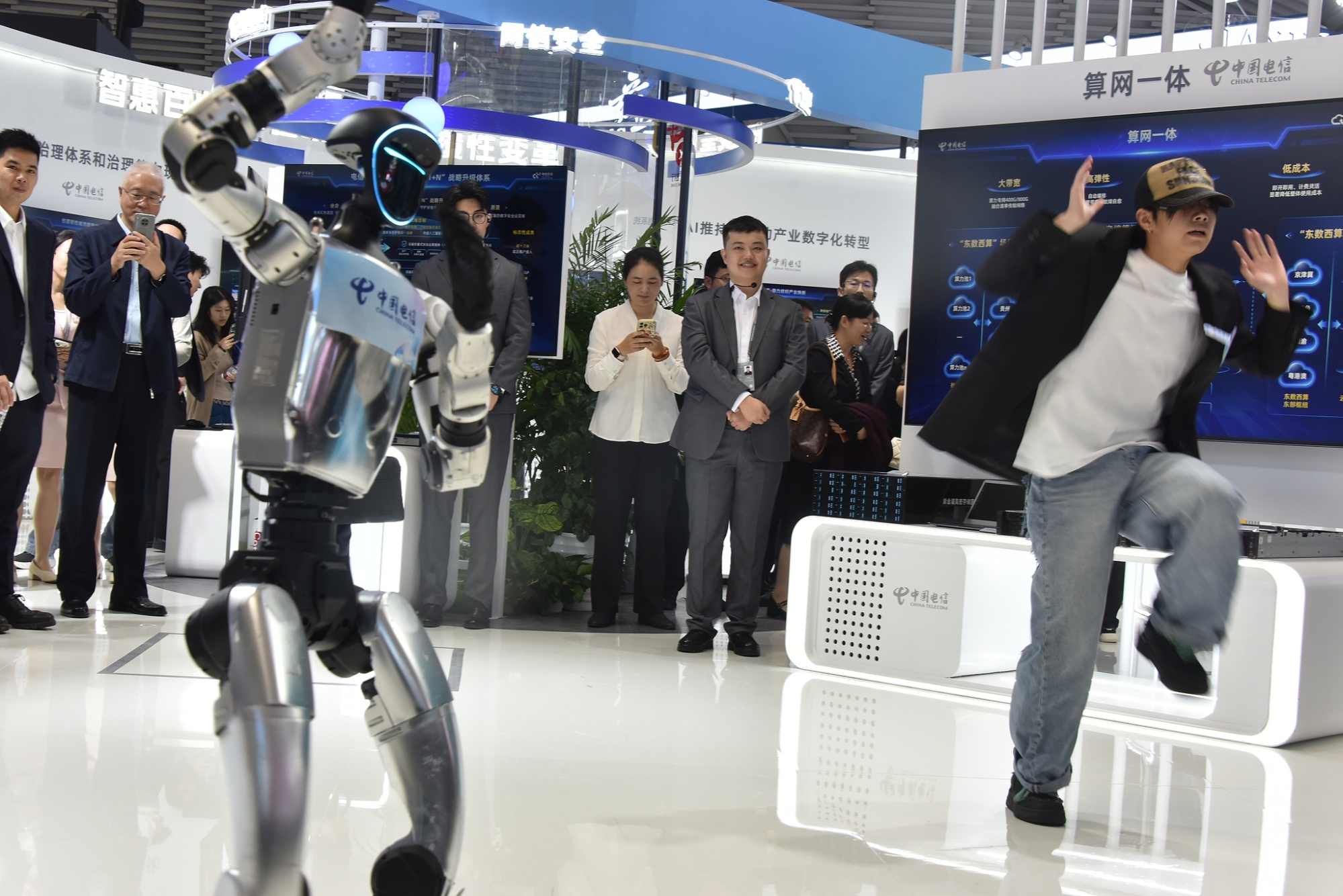 央广时评·乌镇“网事”｜共筑数智未来 科技变量催生多维发展新增量