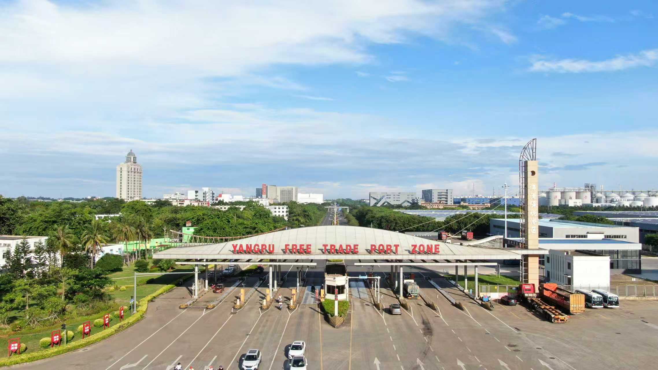 学习·知行丨总书记要求高标准建设海南自由贸易港 洋浦保税港区。人民网记者 符武平摄