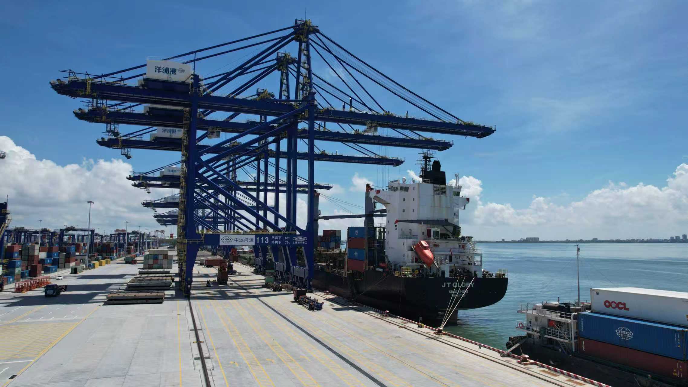 学习·知行丨总书记要求高标准建设海南自由贸易港 海南洋浦国际集装箱码头。人民网记者 孟凡盛摄