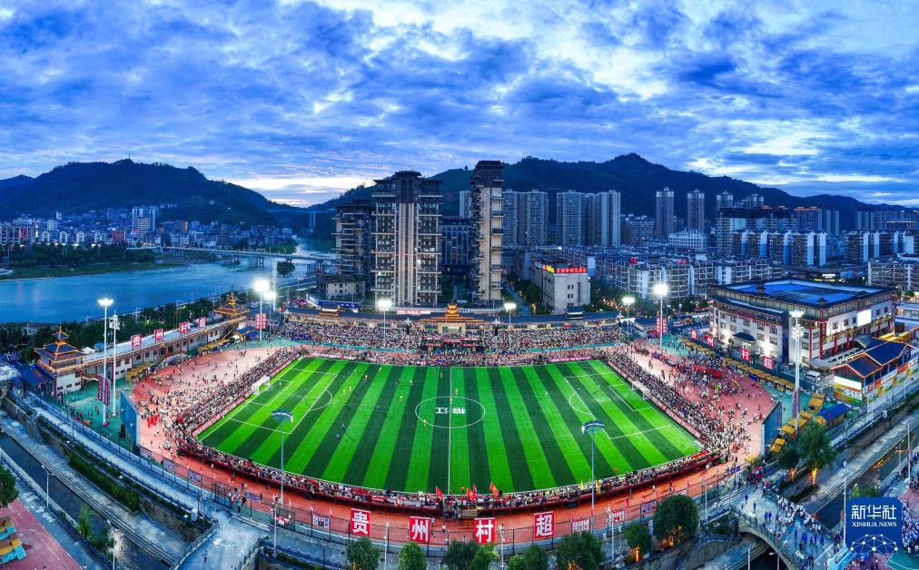 学习·故事丨人生幸福快乐,强身健体十分重要 这是2025年8月23日拍摄的首届“村超”全国赛总决赛现场。新华社记者杨文斌摄