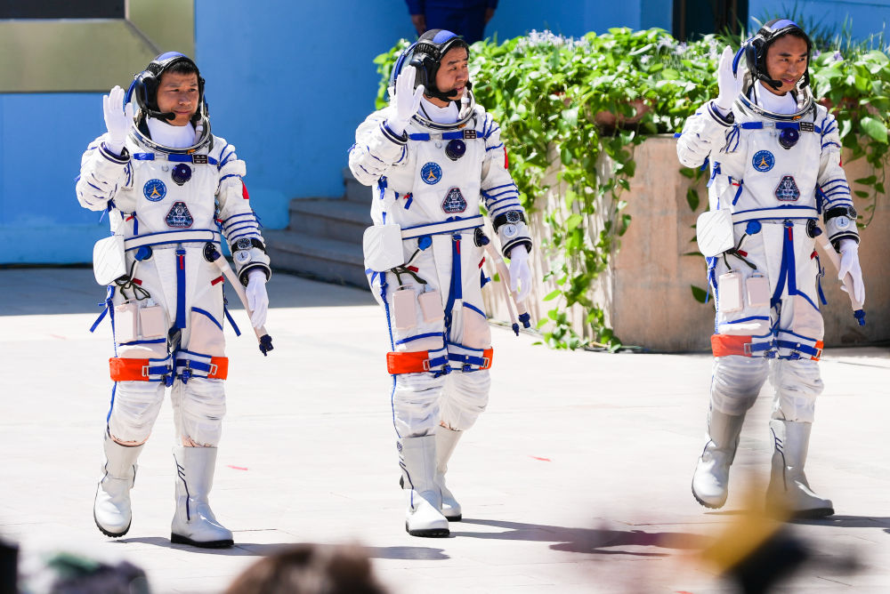 舟落东风霞色里 画展神州明日春——写在神舟二十号航天员乘组天外凯旋之际 舟落东风霞色里 画展神州明日春——写在神舟二十号航天员乘组天外凯旋之际