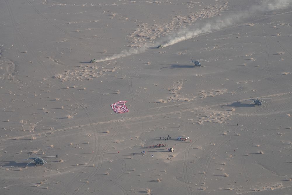 舟落东风霞色里 画展神州明日春——写在神舟二十号航天员乘组天外凯旋之际