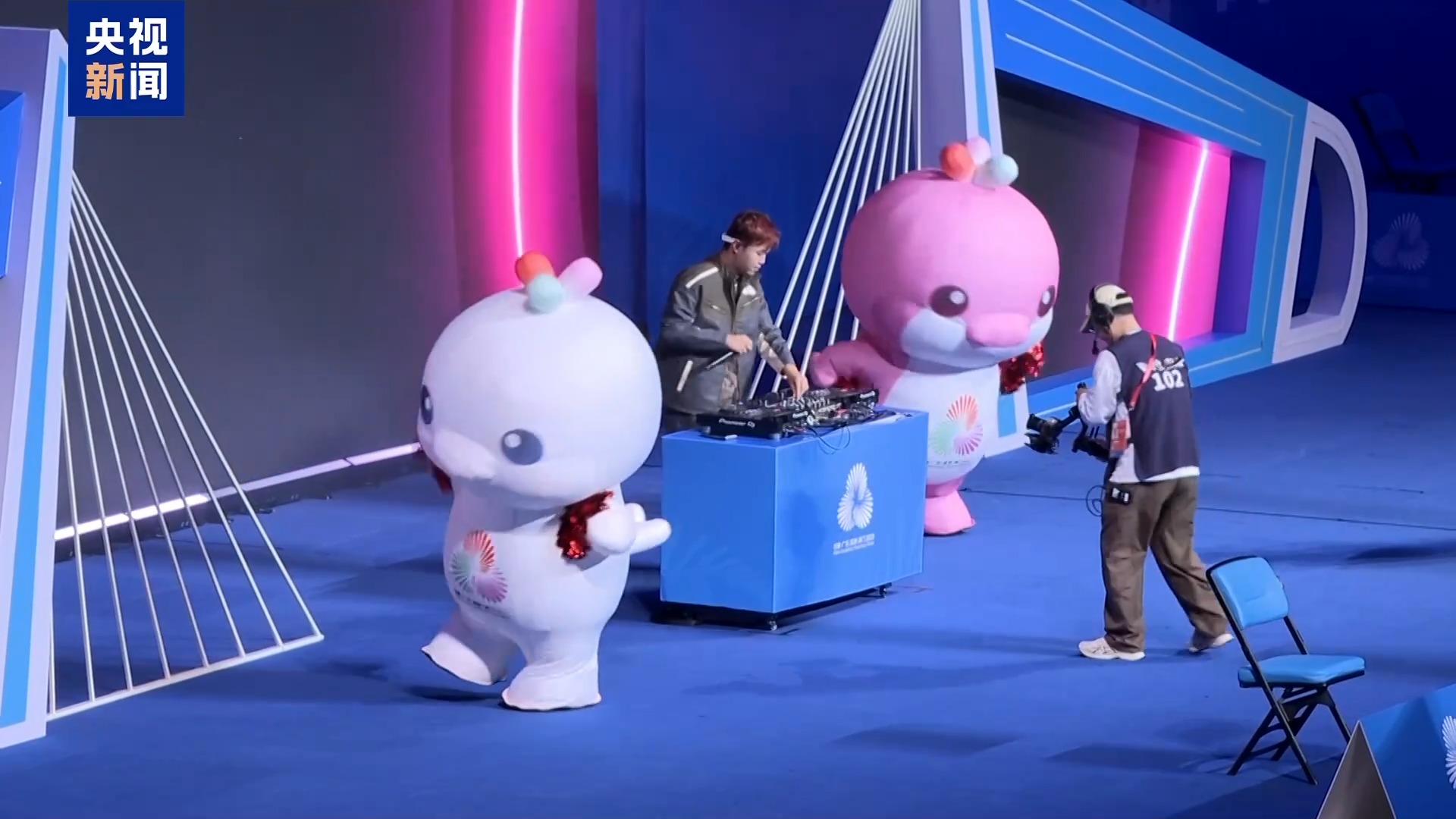 16斤玩偶服藏不住可爱 全运会吉祥物斗舞名场面