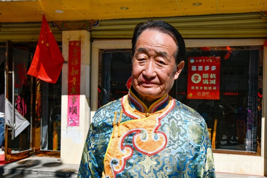 高原银发旅行热 西藏不再是远方