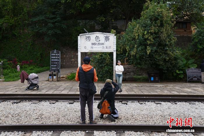 滇越铁路碧色寨站吸引游客