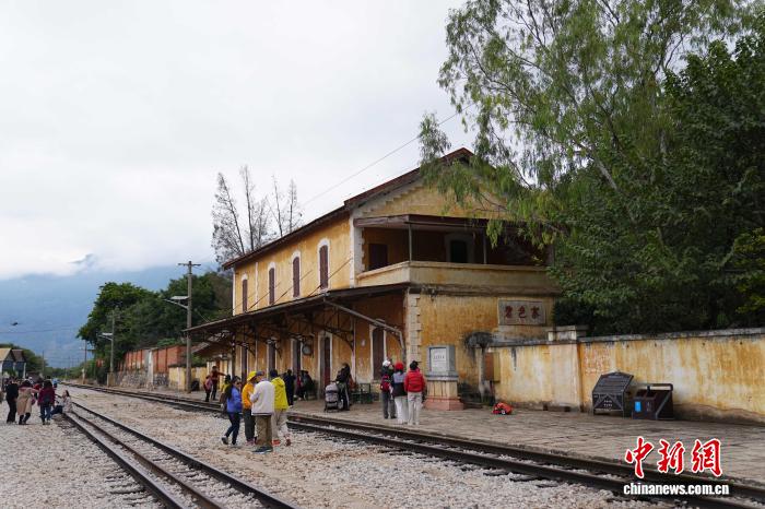 滇越铁路碧色寨站吸引游客 滇越铁路碧色寨站吸引游客