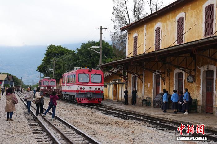 滇越铁路碧色寨站吸引游客