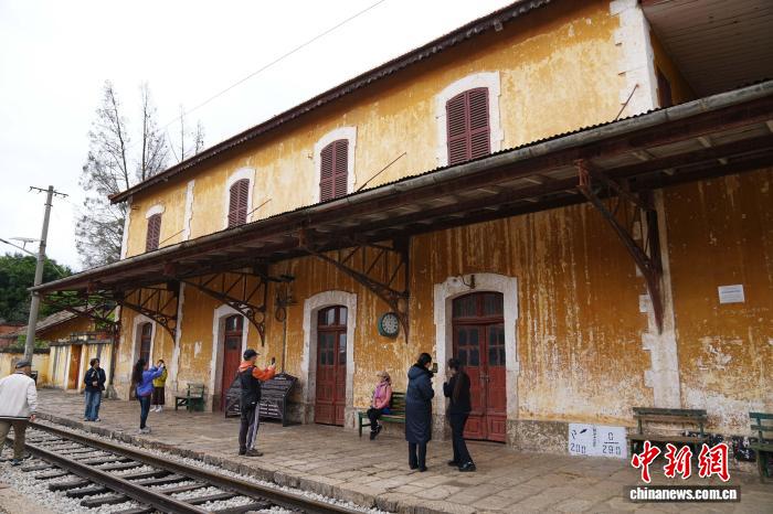 滇越铁路碧色寨站吸引游客