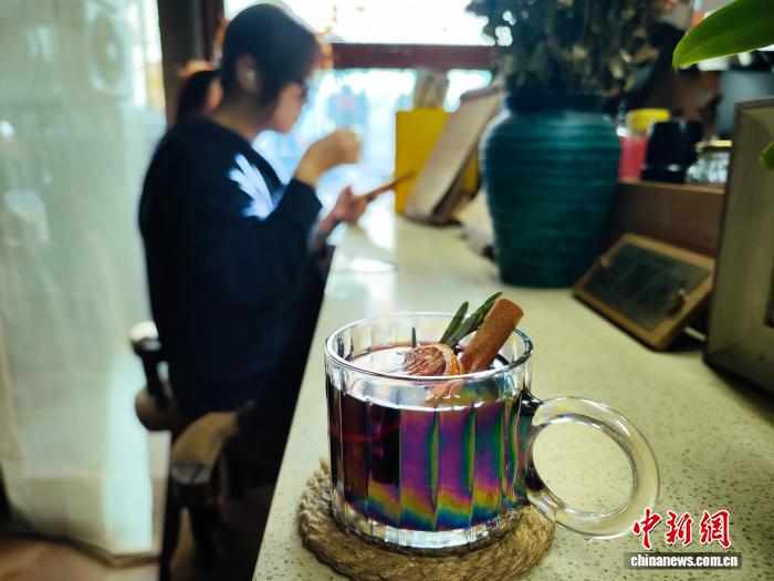 “Z世代”重塑中国酒饮消费观 “微醺社交”成都市新风尚