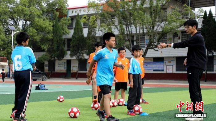 “湘超”热潮涌乡村 大学生志愿者赴乡村学校支教足球