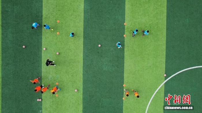 “湘超”热潮涌乡村 大学生志愿者赴乡村学校支教足球