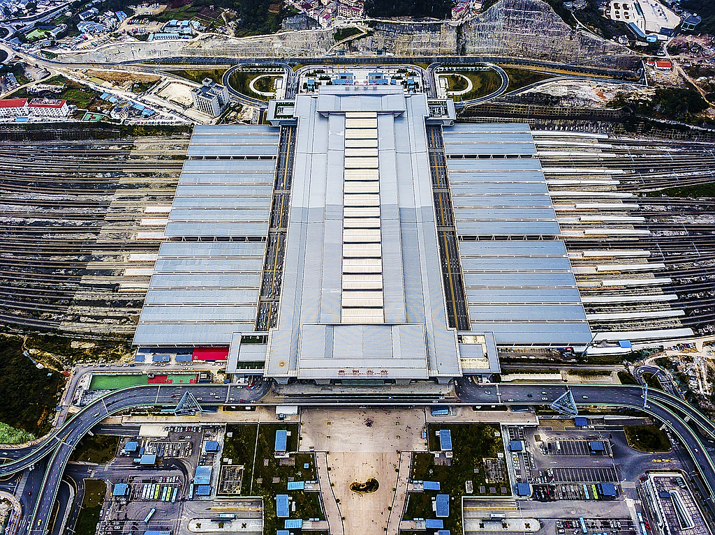 从“铁路修到苗家寨”到高铁全覆盖，贵州青山挂起“银飘带”