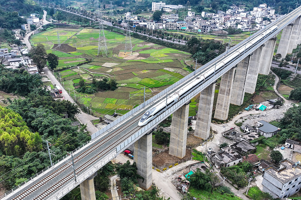 从“铁路修到苗家寨”到高铁全覆盖，贵州青山挂起“银飘带”