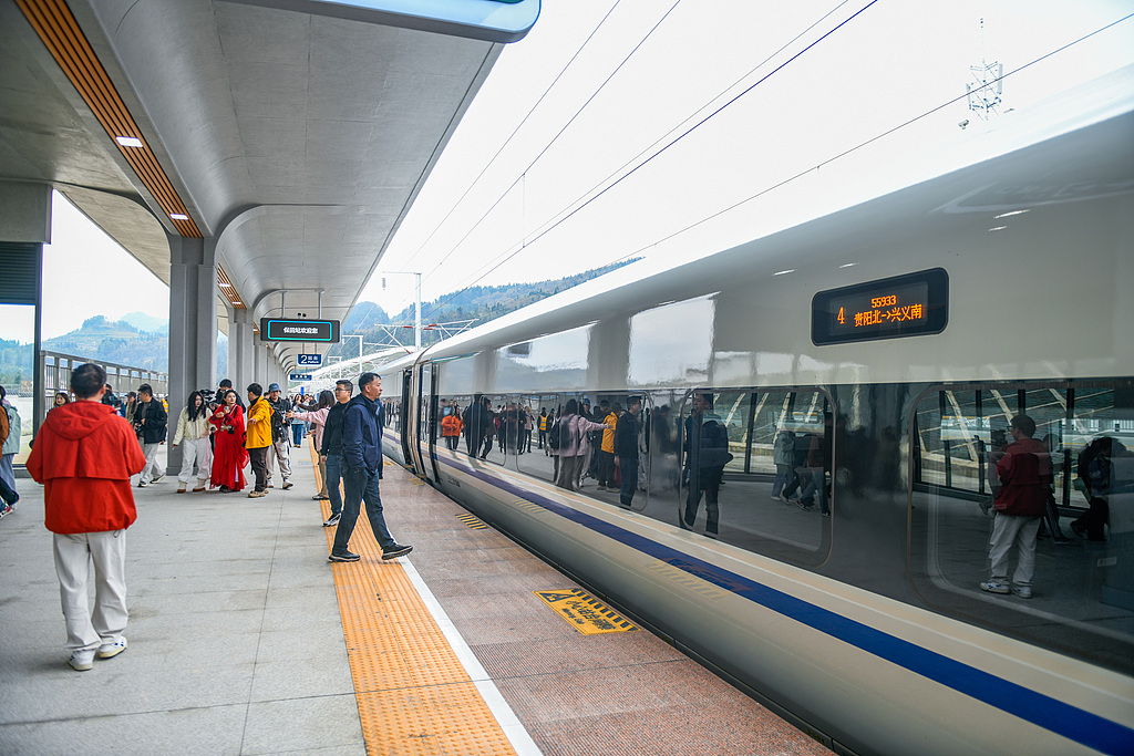 从“铁路修到苗家寨”到高铁全覆盖，贵州青山挂起“银飘带”