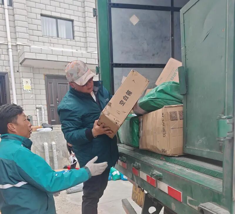 16年高原邮运路，他的车轮见证了西藏快递业发展