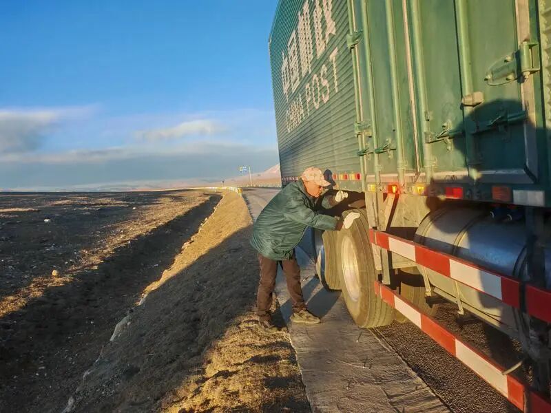 16年高原邮运路，他的车轮见证了西藏快递业发展