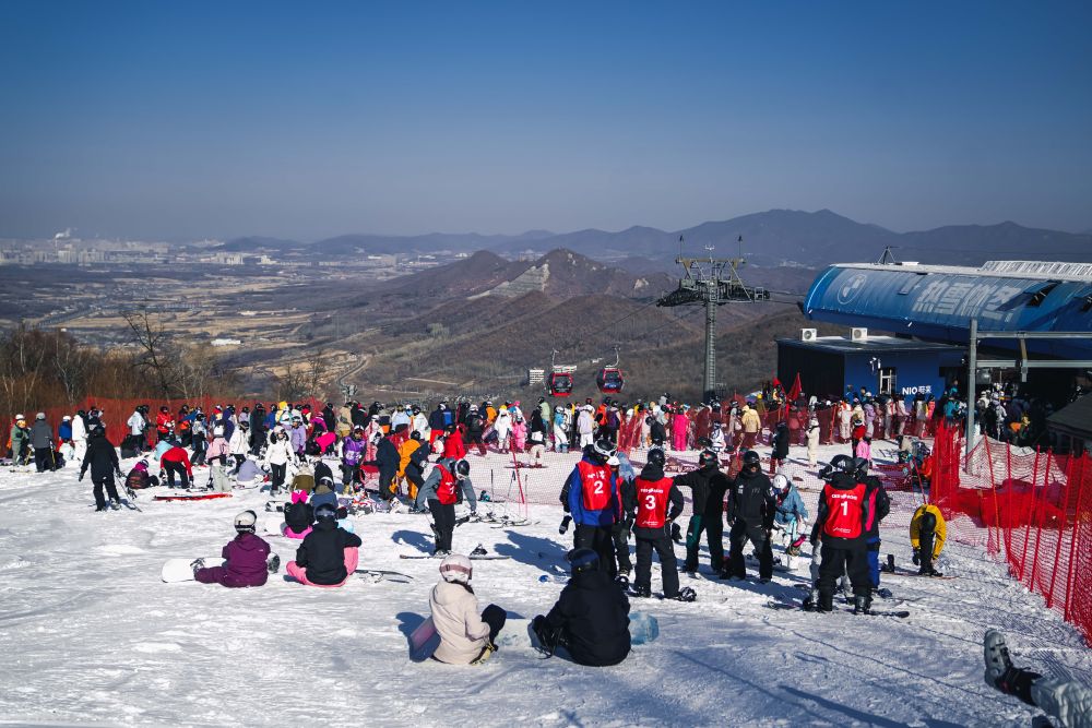 突破万亿元大关!来看我国冰雪产业发展新图景 突破万亿元大关!来看我国冰雪产业发展新图景