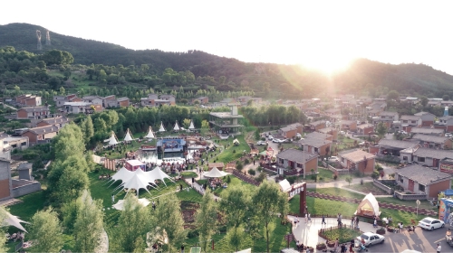 弓阳奔涌“出”吕梁