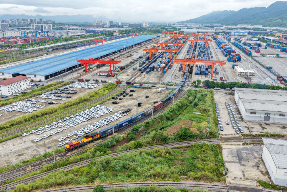 习近平总书记关切事|中欧班列通陆达海 习近平总书记关切事|中欧班列通陆达海