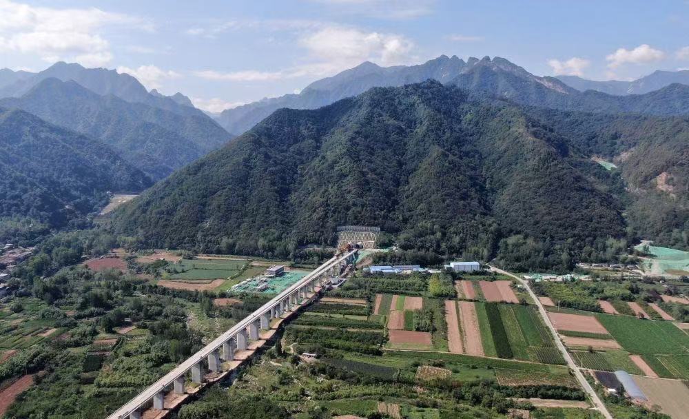 中国高速铁路进度条再“刷新” “八纵八横”正在改变你的生活