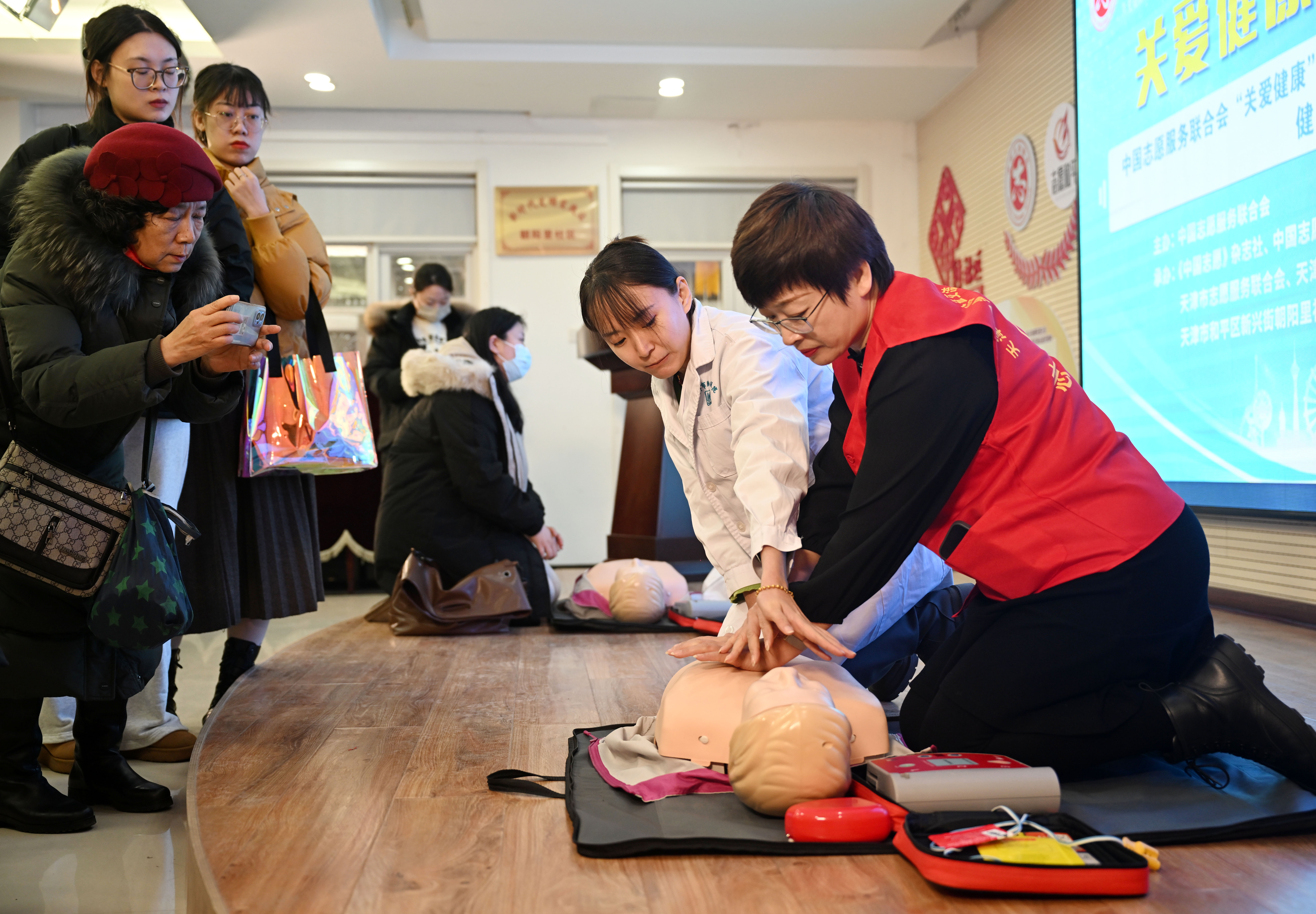 学习进行时丨习近平总书记和志愿者互动的温暖瞬间