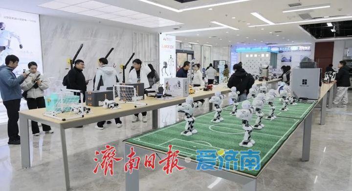 趵眼|北方首家“机器人6S店”落地济南,意味着什么?