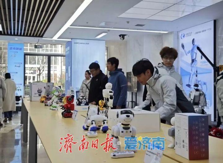 趵眼|北方首家“机器人6S店”落地济南,意味着什么?