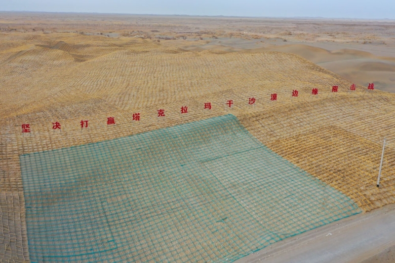 绿围脖+铁路+公路 新疆把塔克拉玛干抱了又抱