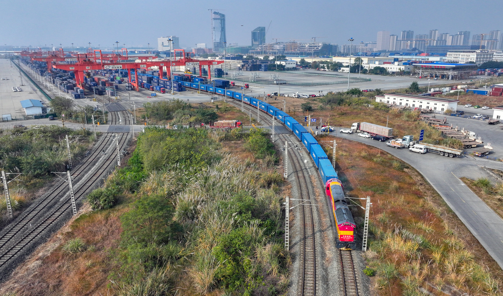 搭乘一列车，与全世界做生意——从第12万列中欧班列看四川向西开放丨牢记嘱托 奋力打造两高地两基地一屏障